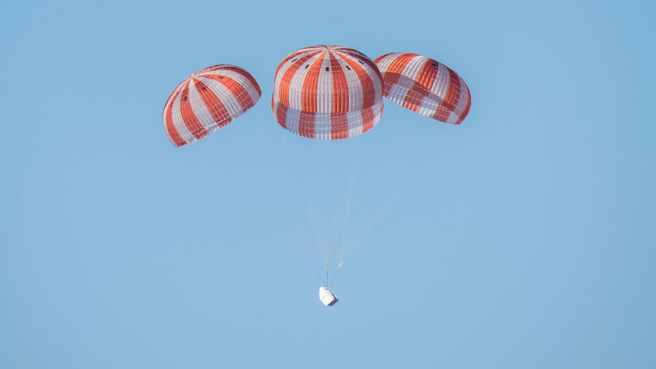 SpaceX har problem med Crew Dragons fallskärm