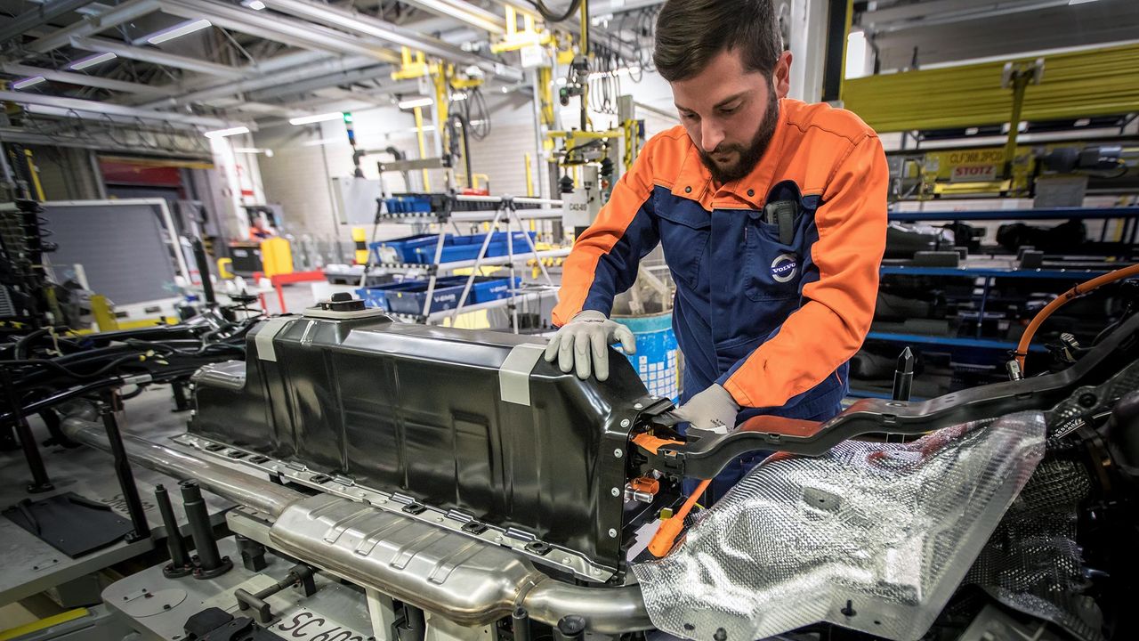 Volvo skriver avtal om batterileveranser