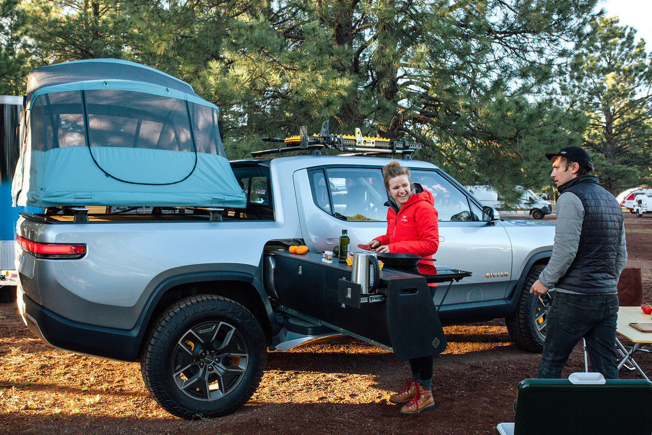 Rivian presenterar camping-prylar till sin pickup