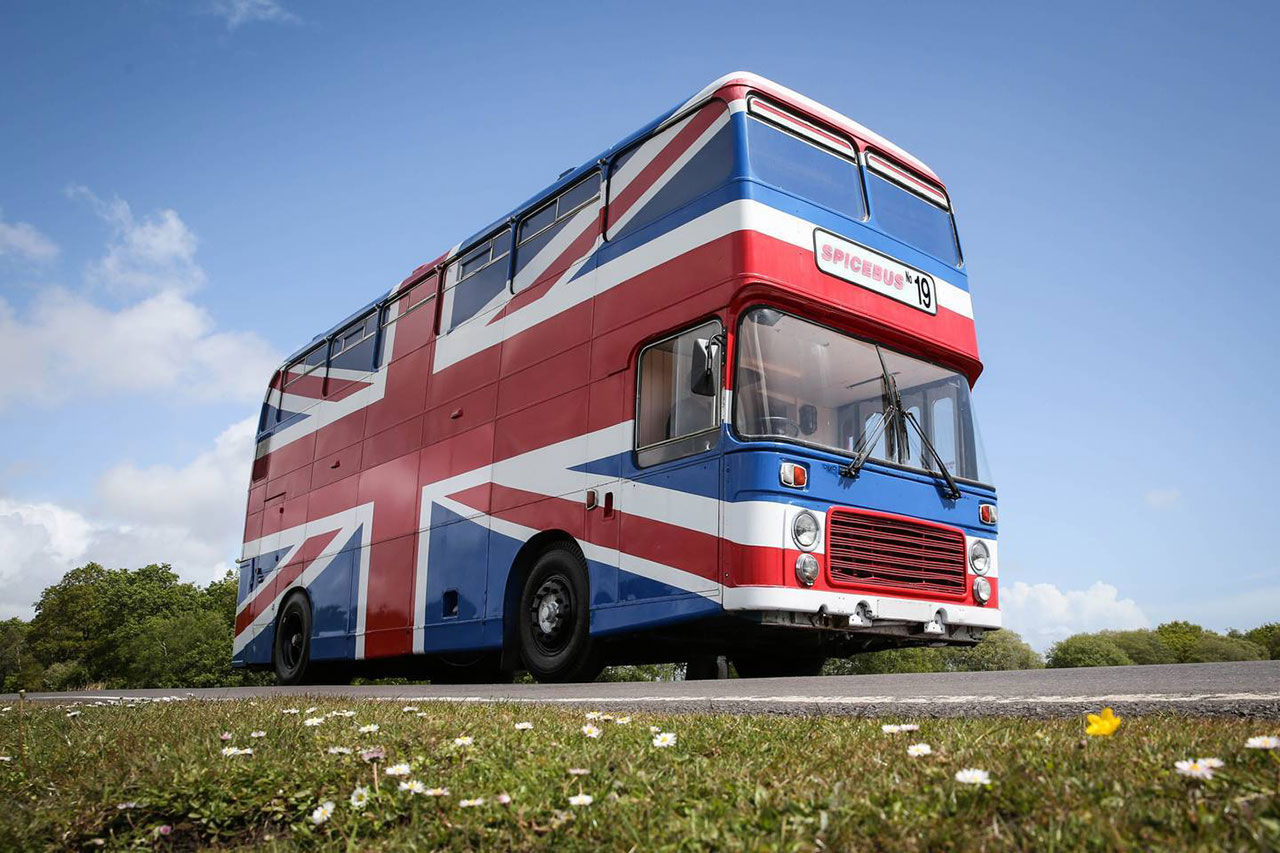Nu kan du bo i Spice Girls-bussen