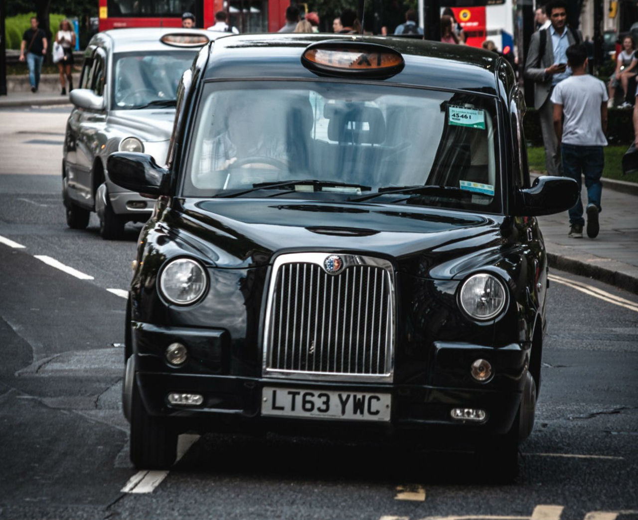 Skatteverket börjar granska svarttaxi-grupper på Facebook