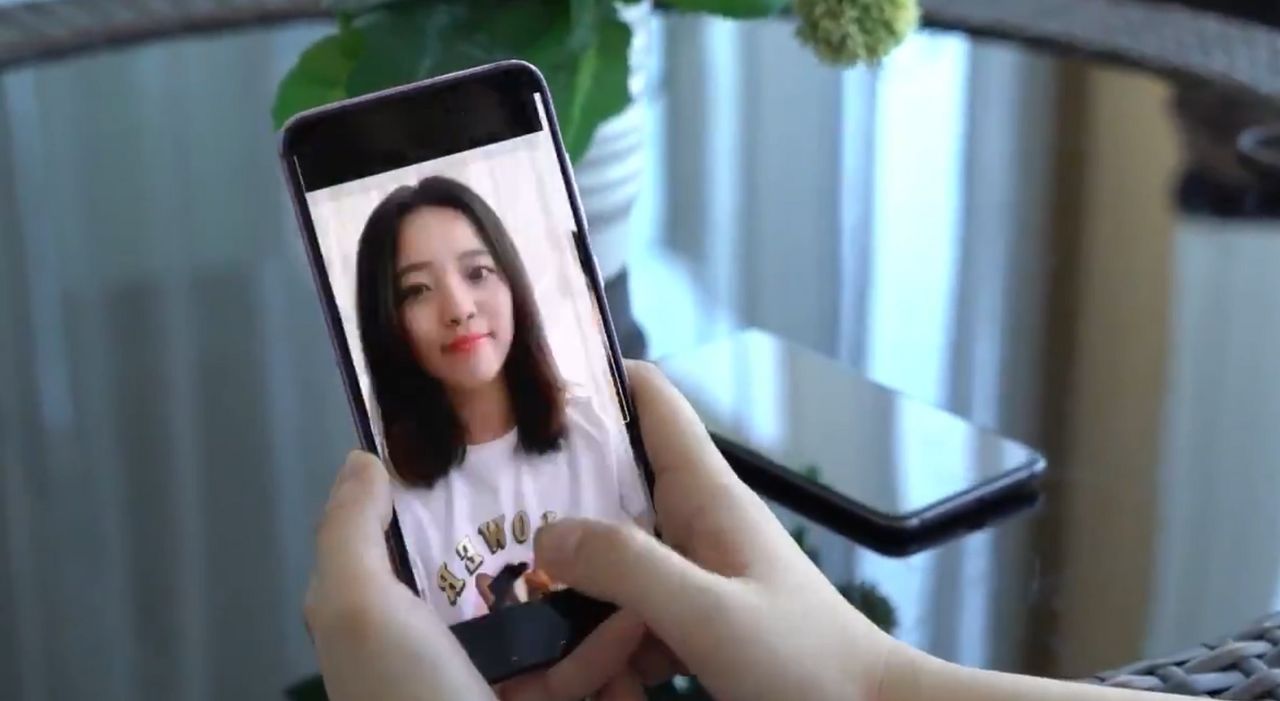 Oppo och Xiaomi visar upp telefoner med dold kamera