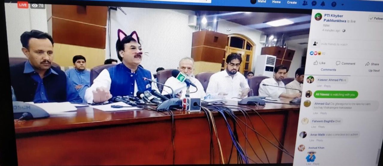 Pakistans regering kattifierades på Facebook