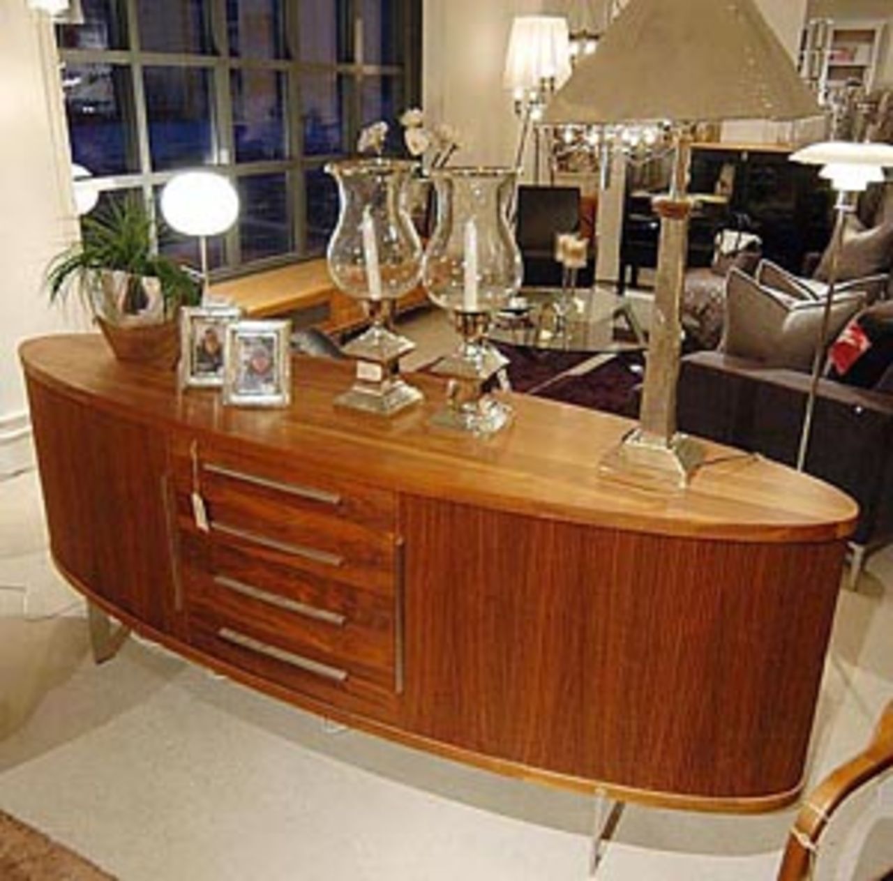 Vackert sideboard i valnöt