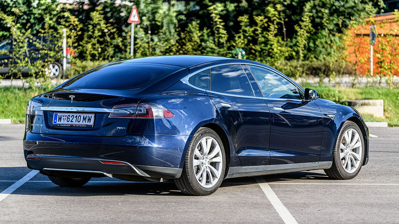 Tesla visar ökar omsättningen och minskar förlusten