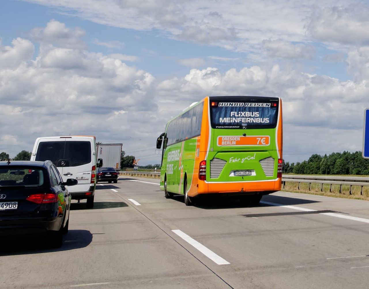 Bilist lånade wifi från buss på motorvägen