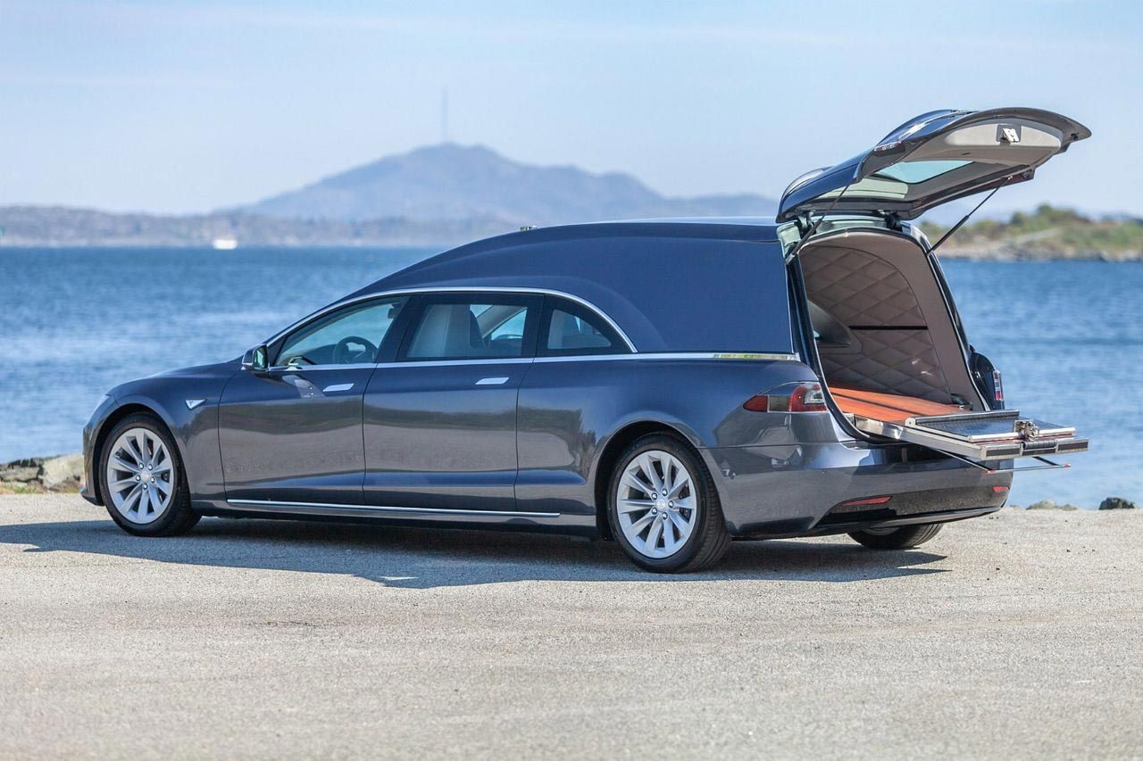 Begravningsbils-Tesla till salu