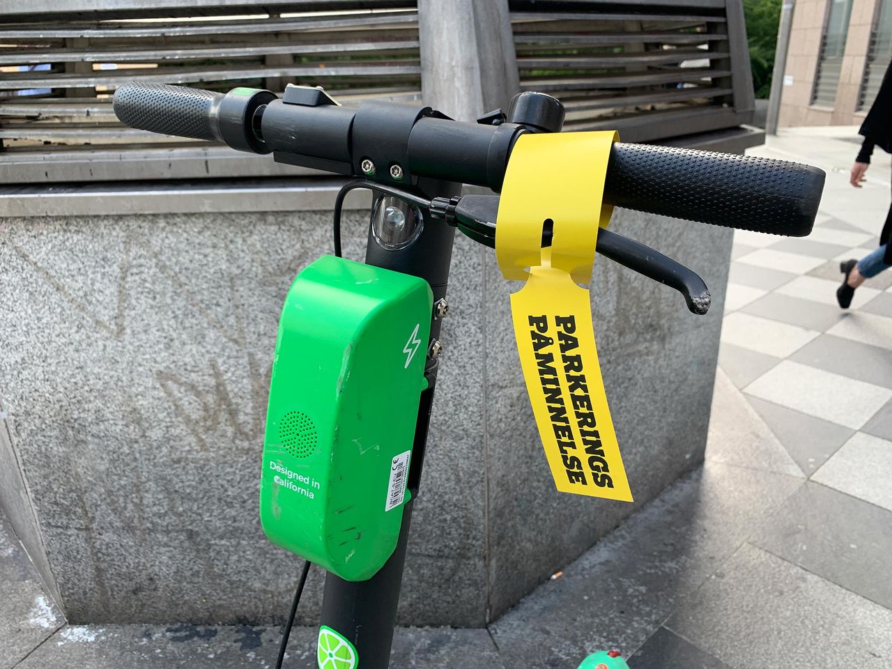 Synskadades Riksförbund ger felparkerade sparkcyklar påminnelser