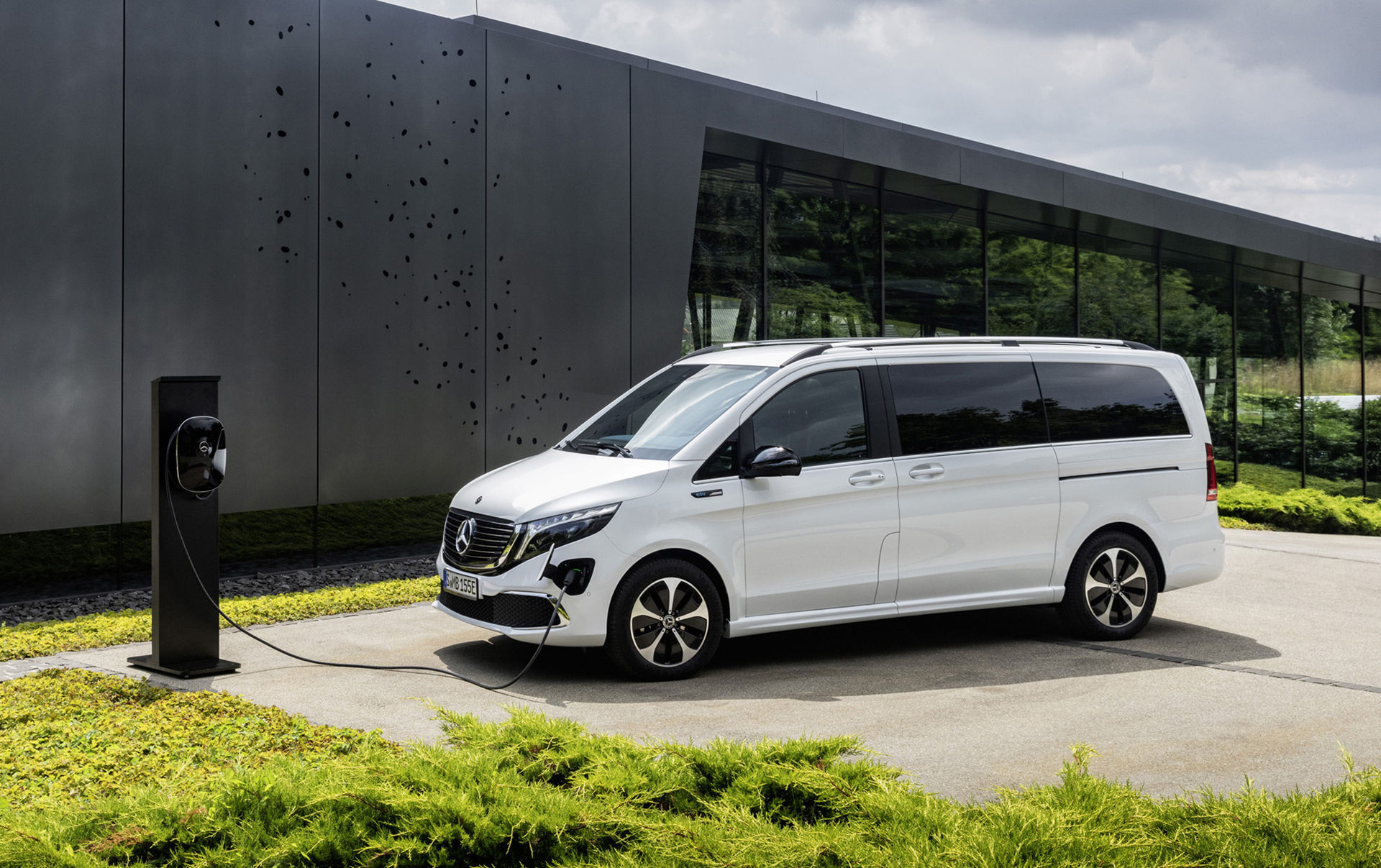 Mercedes rullar ut eldrivna minibussen EQV