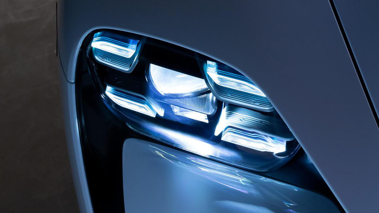 Några teasers till på Porsche Taycan