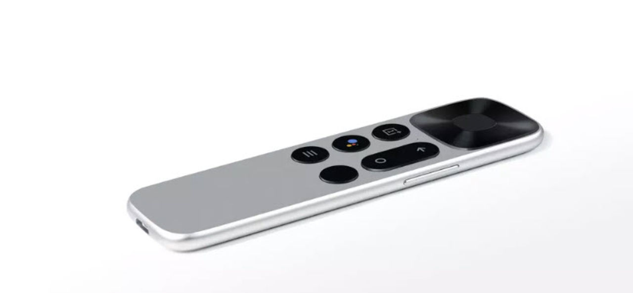 Pete Lau visar fjärrkonrollen för OnePlus TV