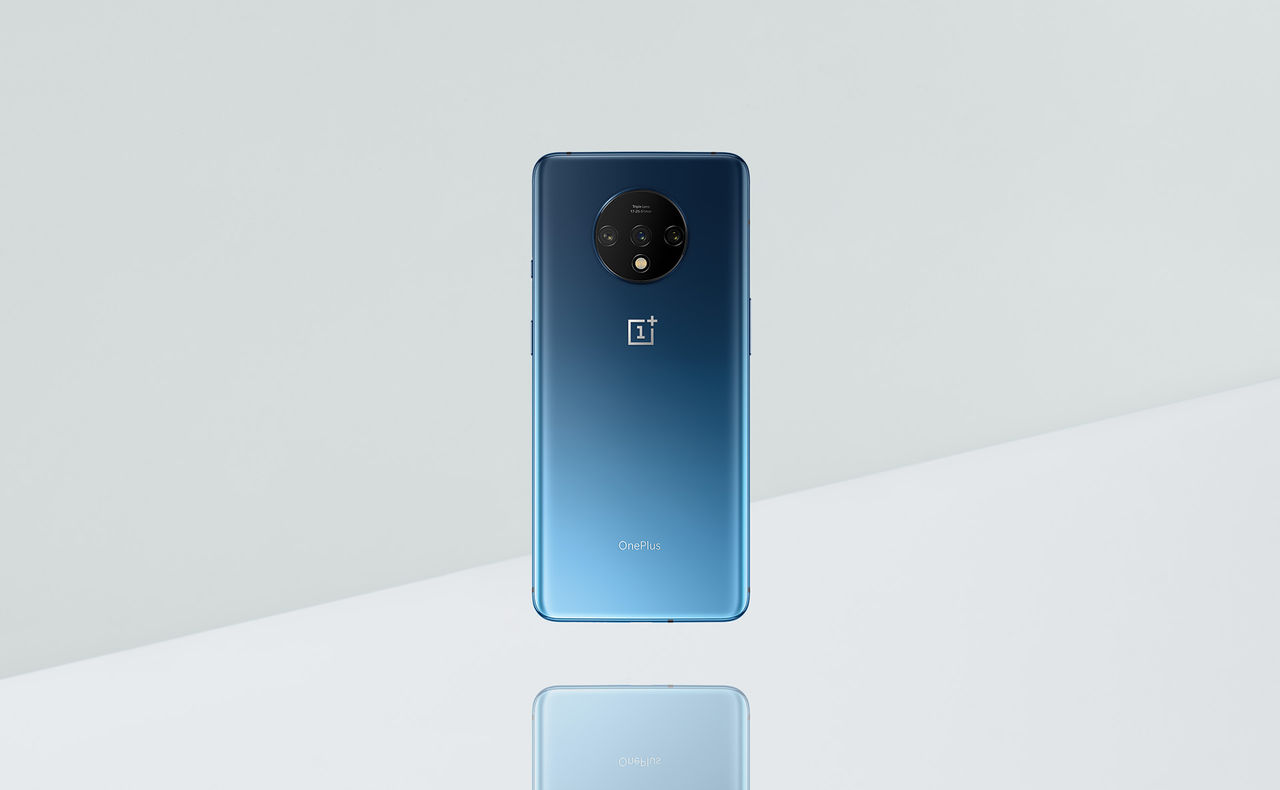 Pete Lau visar upp designen på OnePlus 7T