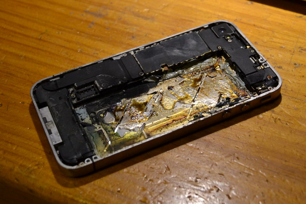 Tonåring dog efter att mobiltelefon exploderade på kudden