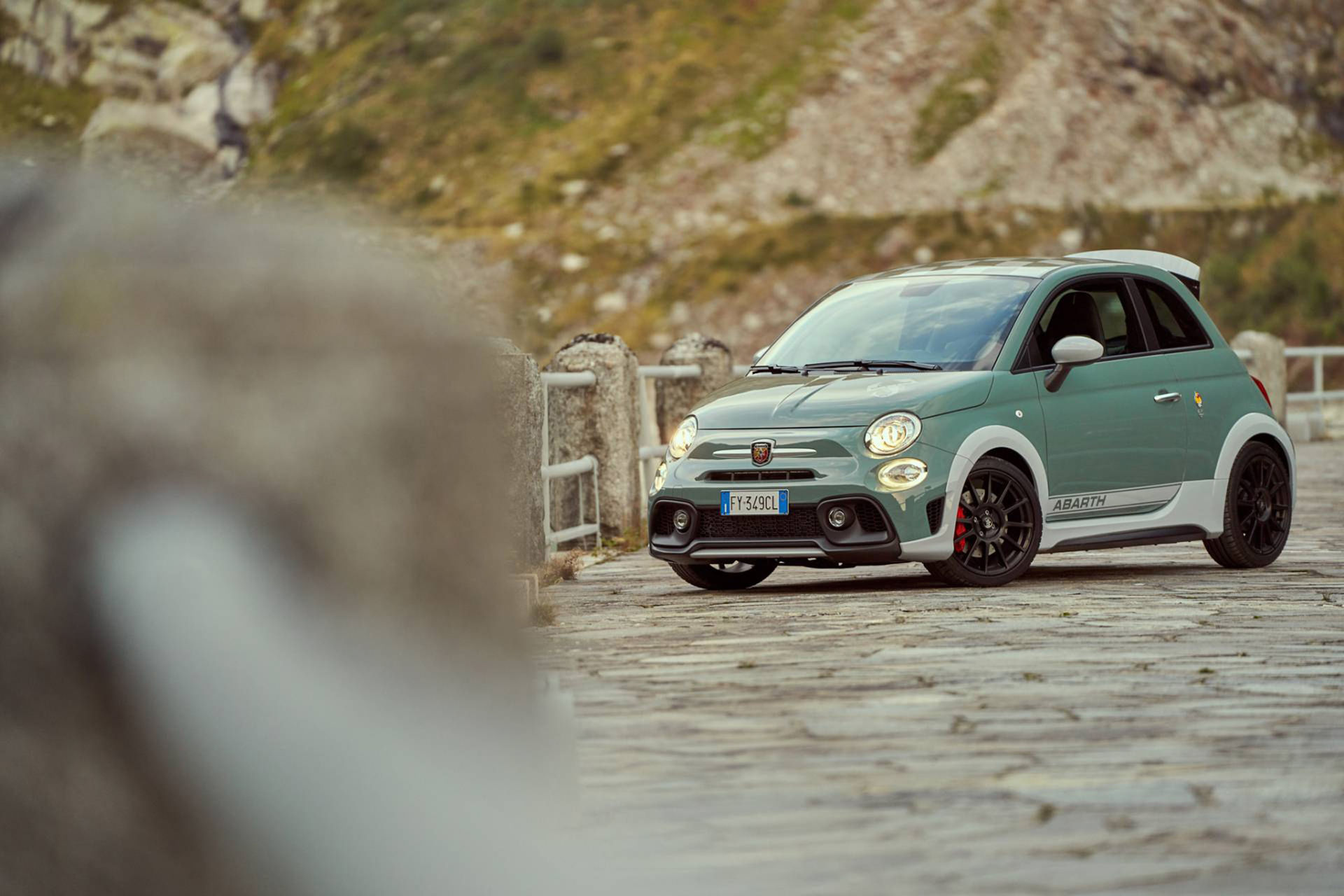 Tilltuffad Abarth 695 med fet vinge