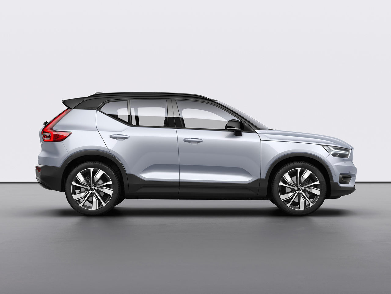 Volvo xc40 синяя