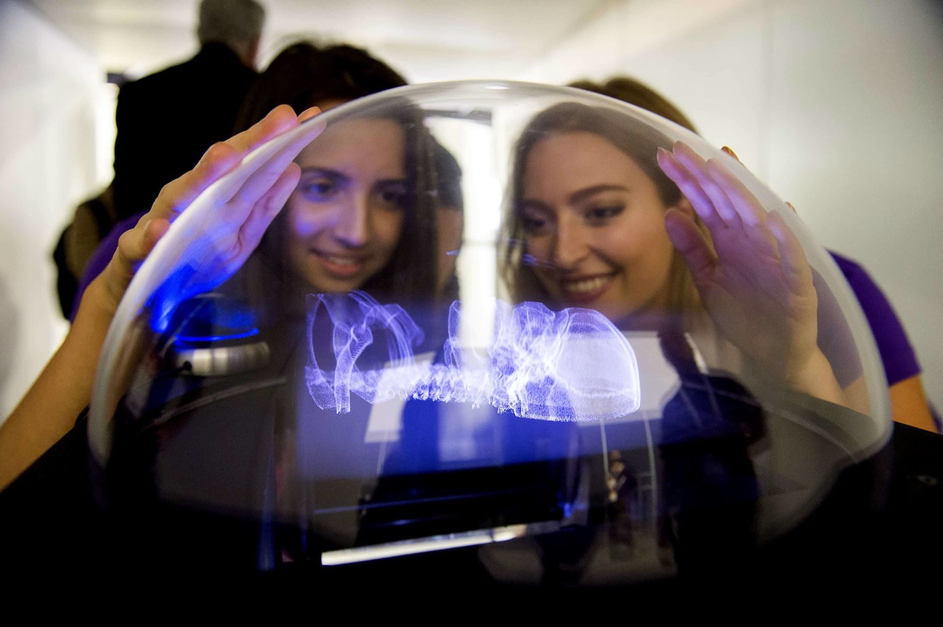 Voxon Photonics släpper hologramskärmen Voxon VX1