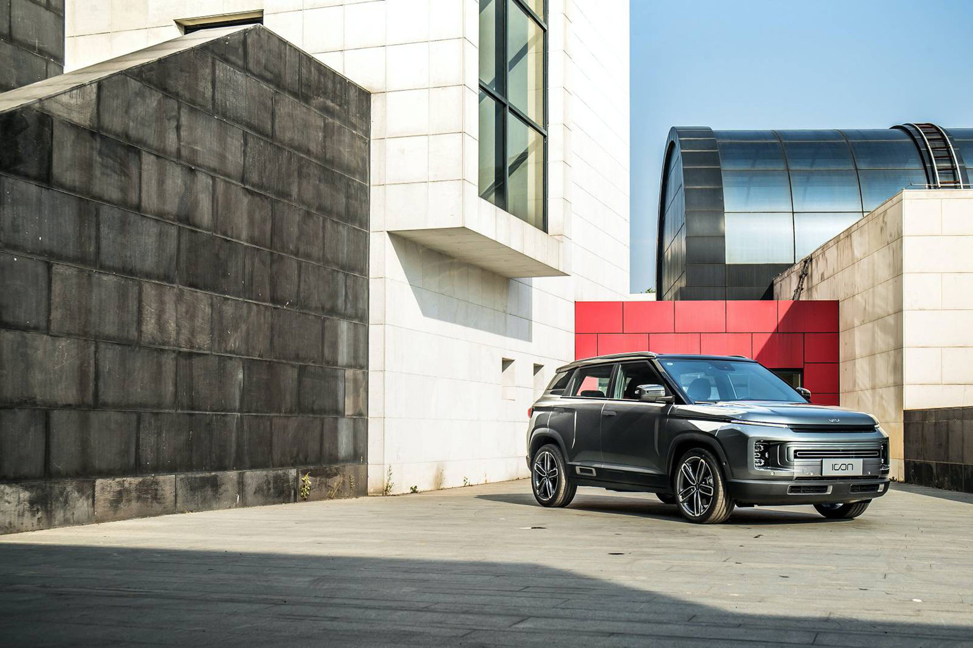 Geely visar modellen Icon i produktionsform