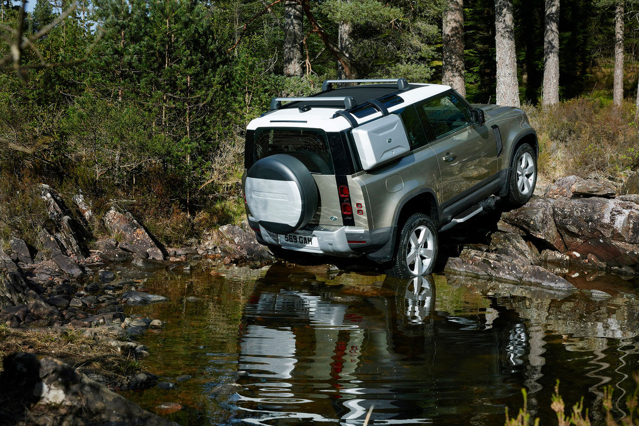 Nya Land Rover Defender kostar från 543.900 kronor