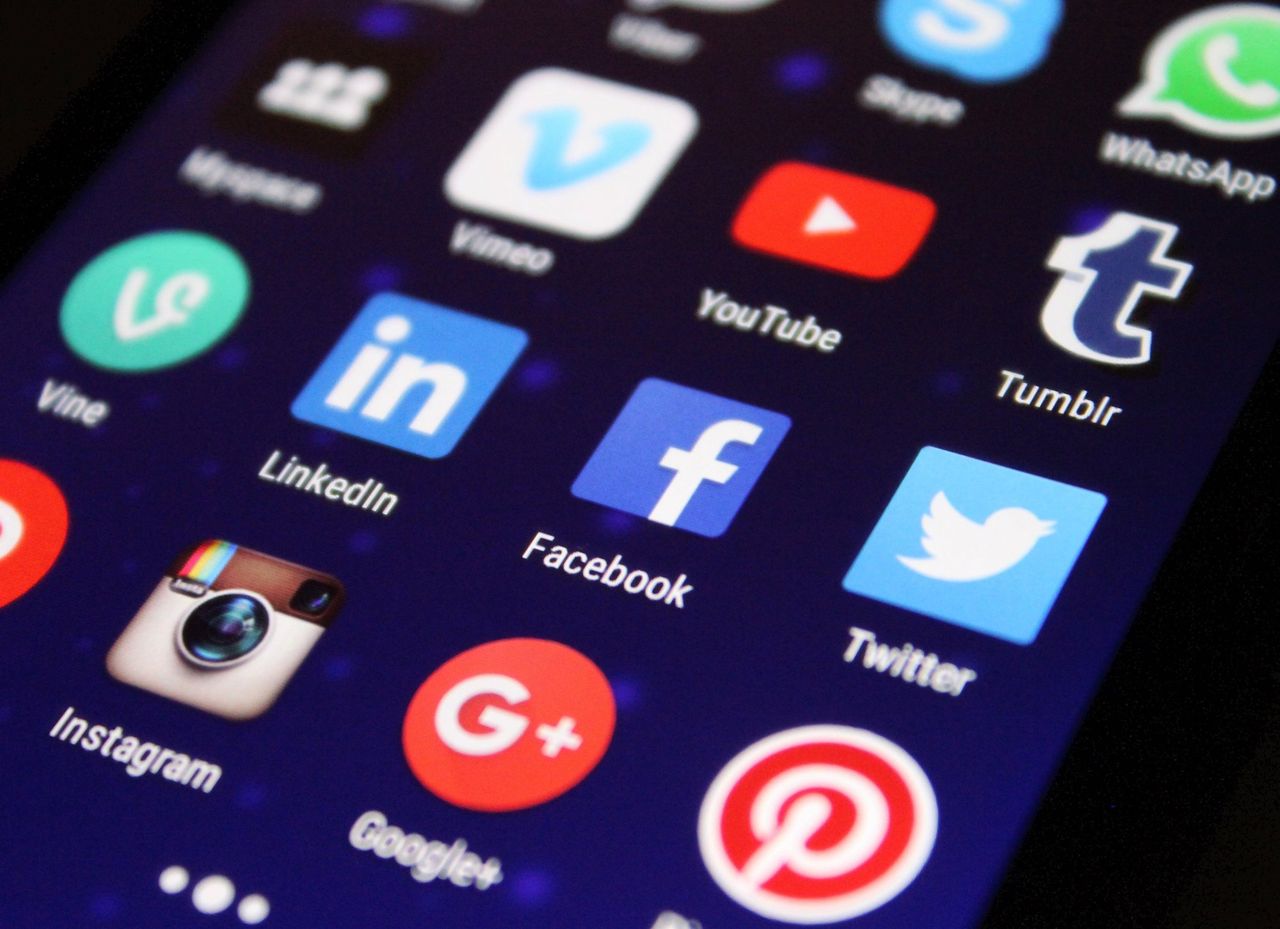 Facebook raderar inlägg som namnger visselblåsare