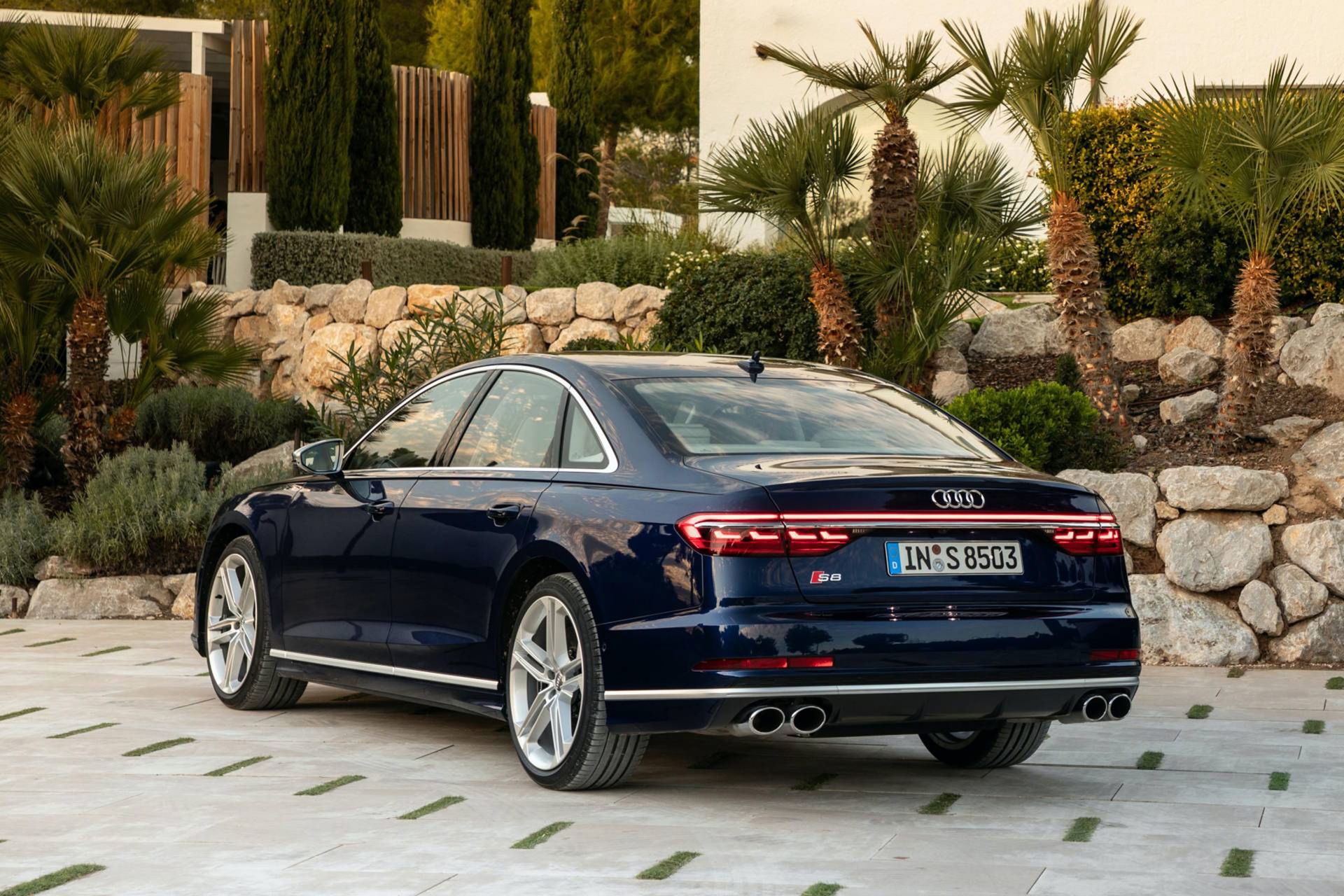 Nya bilder på Audi S8