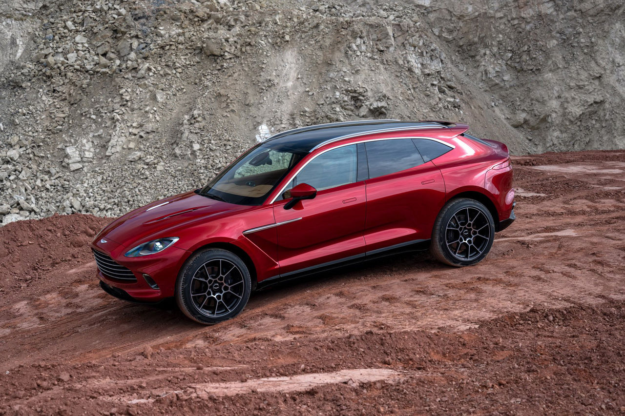 Aston Martin rullar ut suven DBX