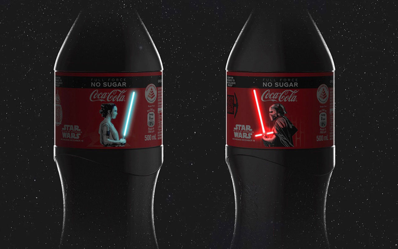 Coca-Cola-flaskor med lysande ljussablar