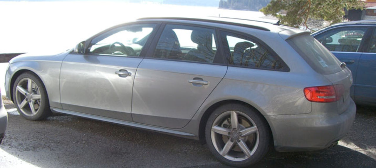 Skitig Audi A4 / S4 Avant i det fria