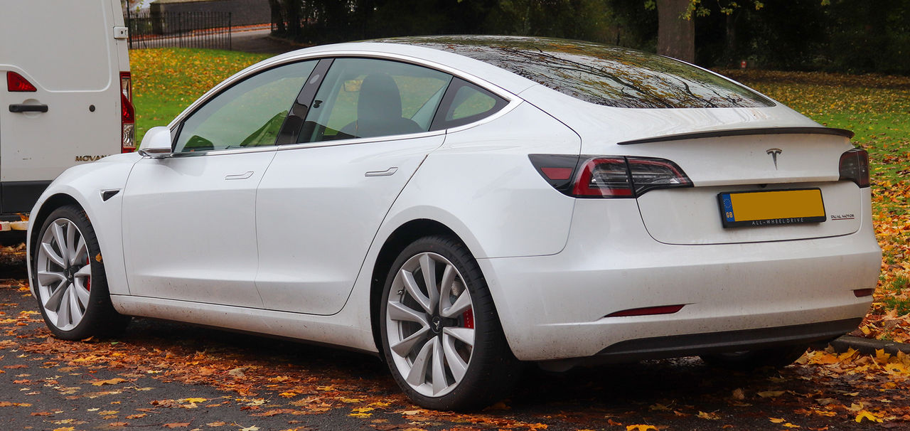 Teslas elektronik sex år före jättarnas
