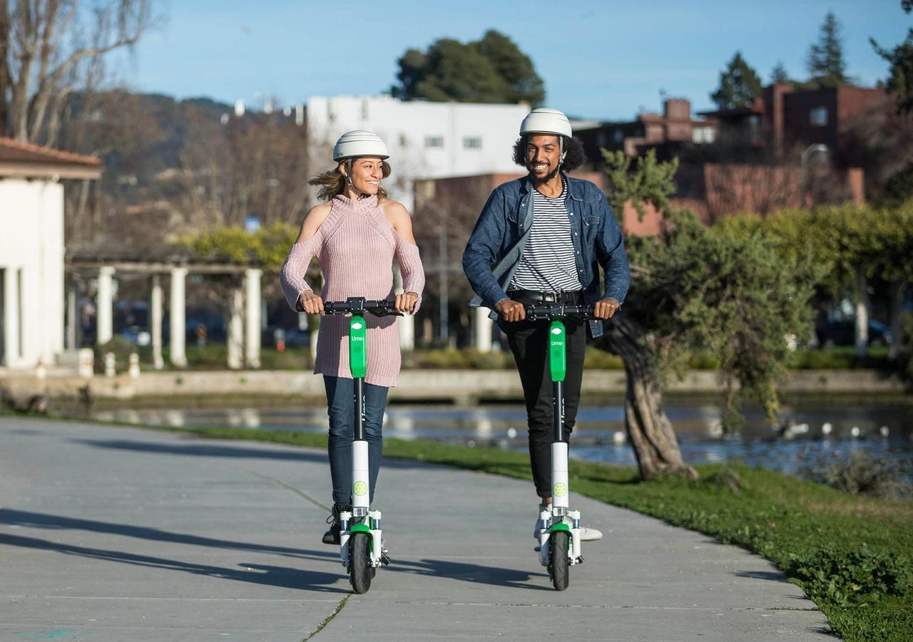 Att cykla och åka elsparkcykel är lika farligt