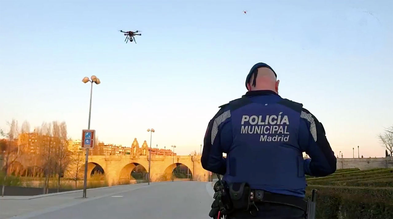 Spansk polis använder drönare för att få folk att gå hem