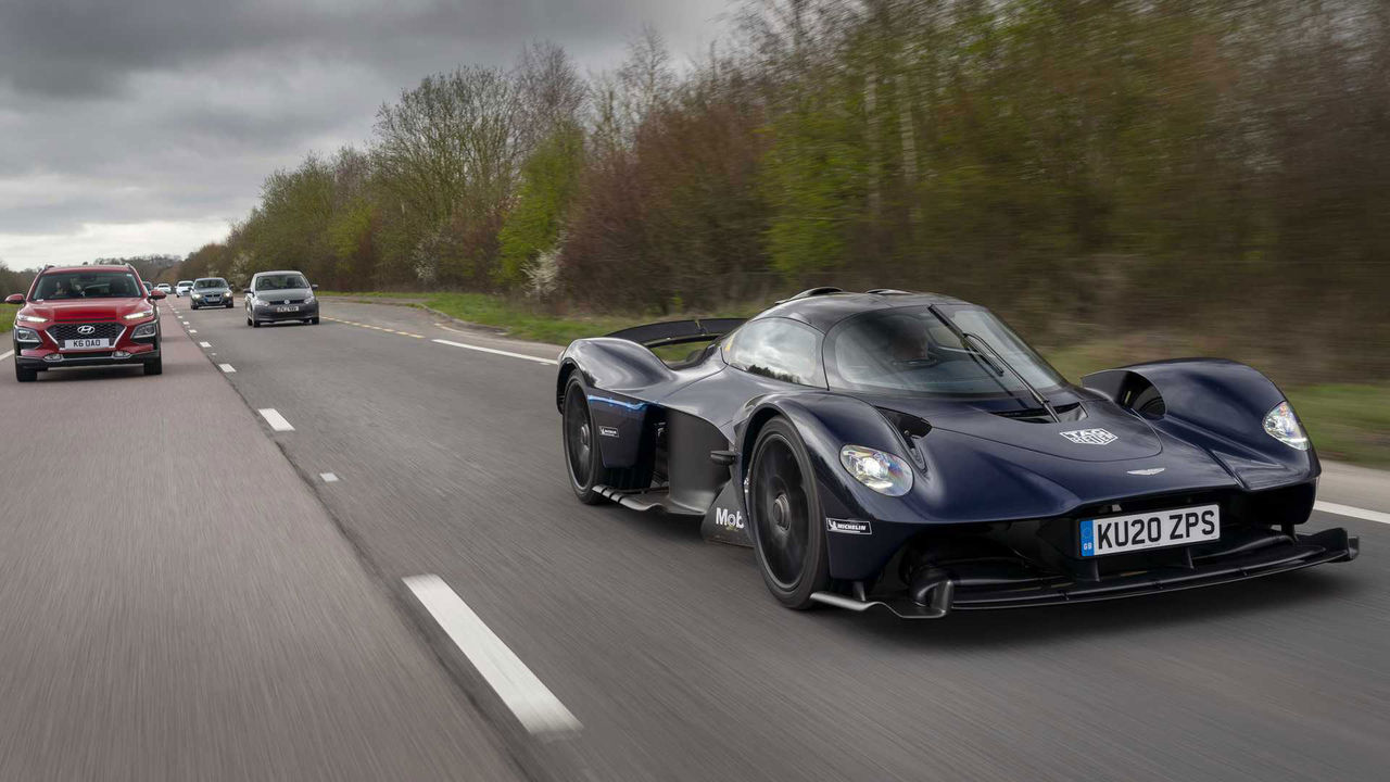 Aston Martin Valkyrie ute på allmänna vägar för första gången