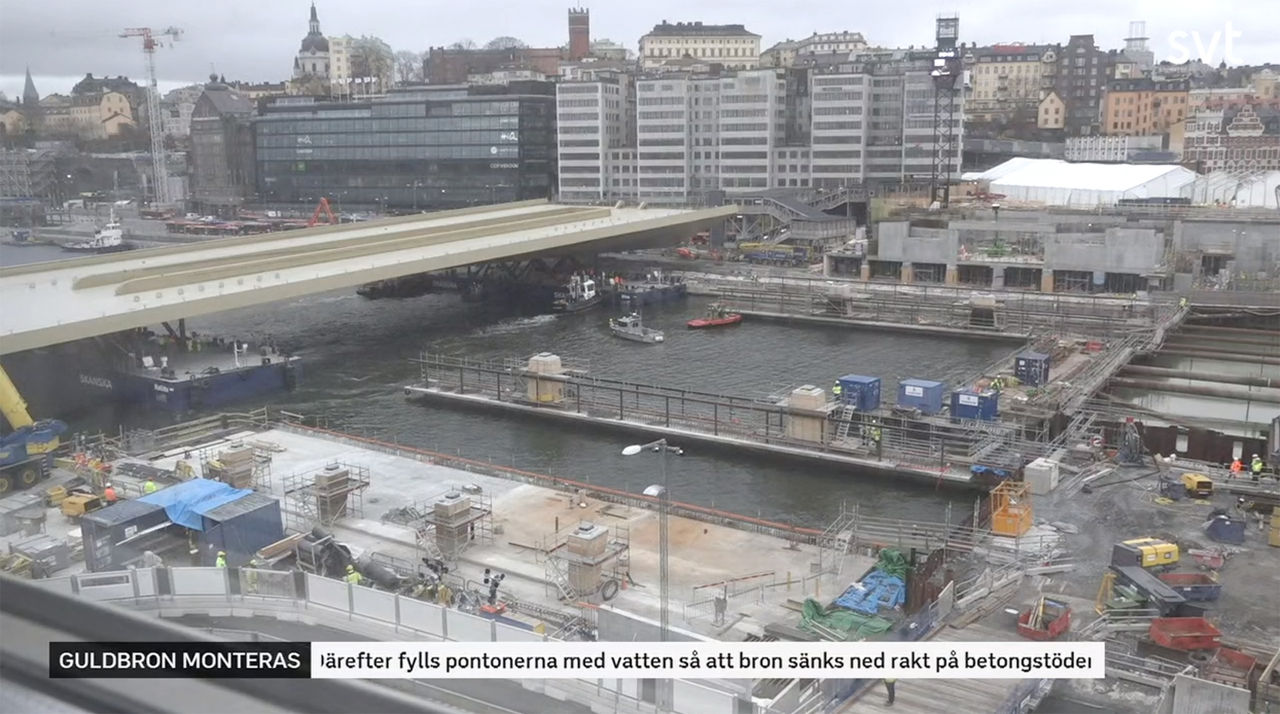 Kolla in när guldbron monteras