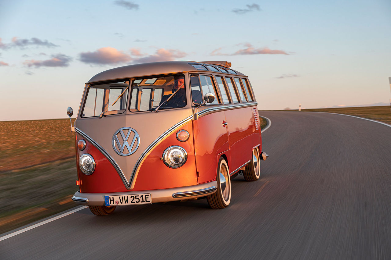 Volkswagen presenterar gammal Folkabuss med eldrift