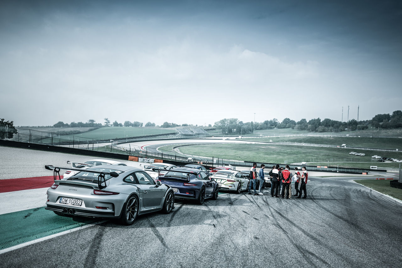 Vill du provköra Porsches alla modeller på bana?