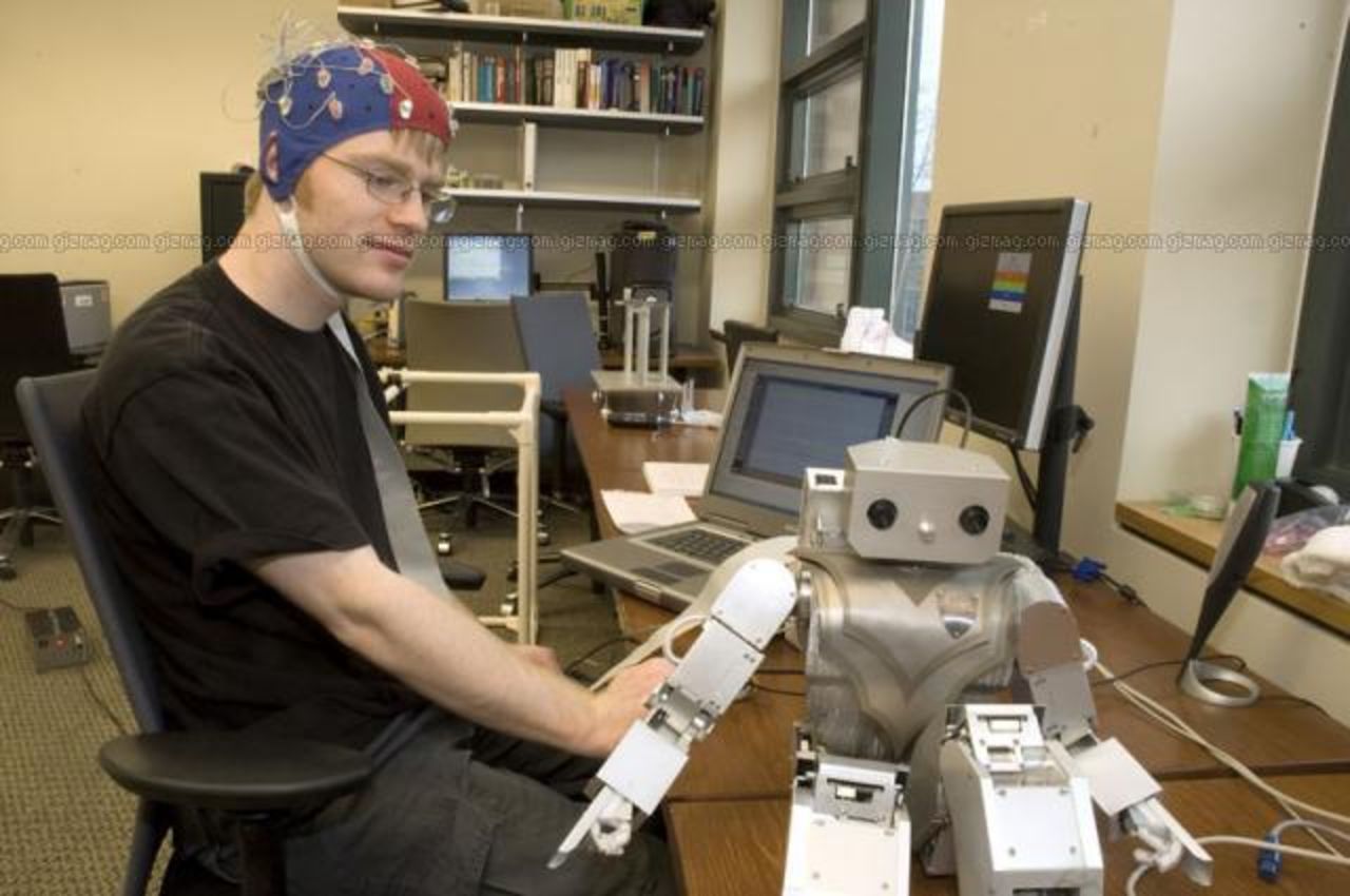 Robot som kontrolleras via hjärnan
