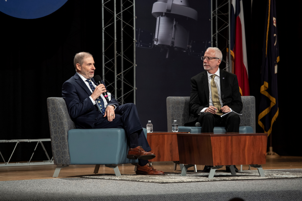 Chefen för NASA:s bemannade rymdprogram avgår