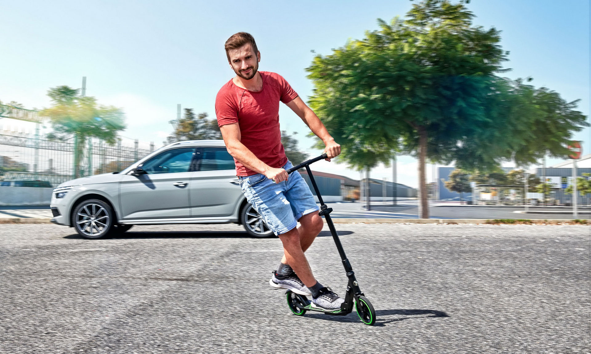 Skoda presenterar liten sparkcykel