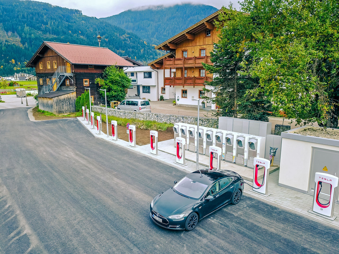 Teslas modeller blir lite billigare