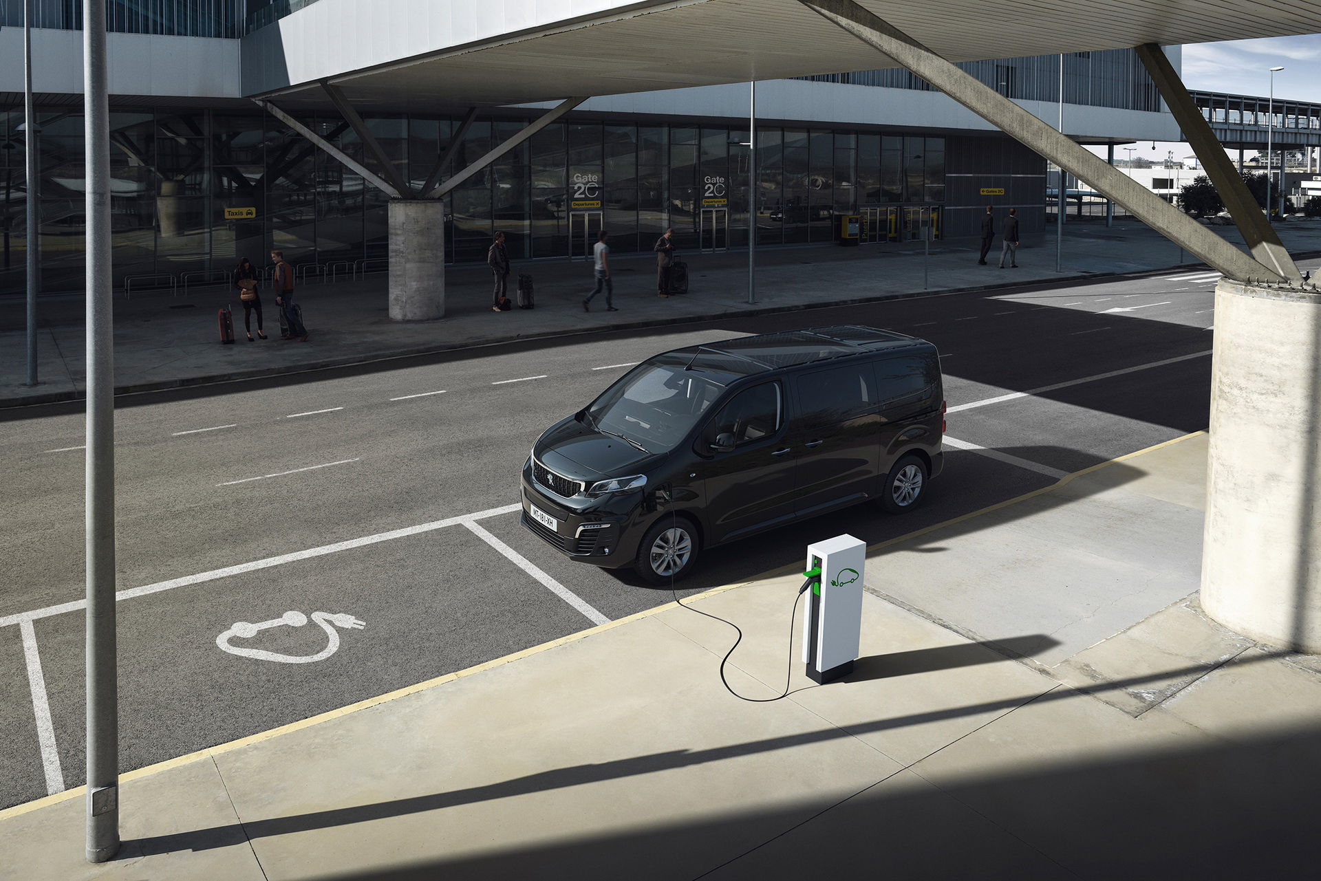 Peugeot rullar ut eldrivna minibussen e-Traveller
