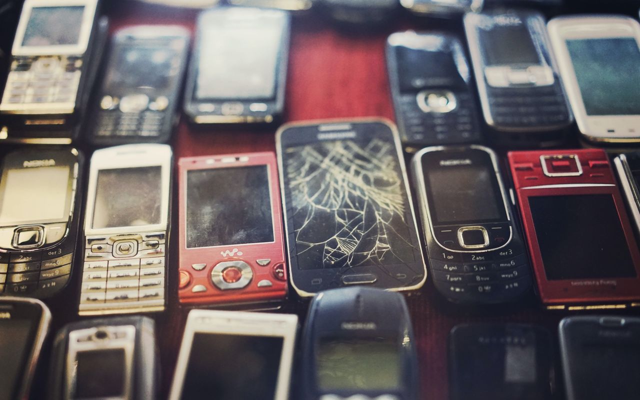 Regeringen vill ha ett pantsystem för mobiltelefoner