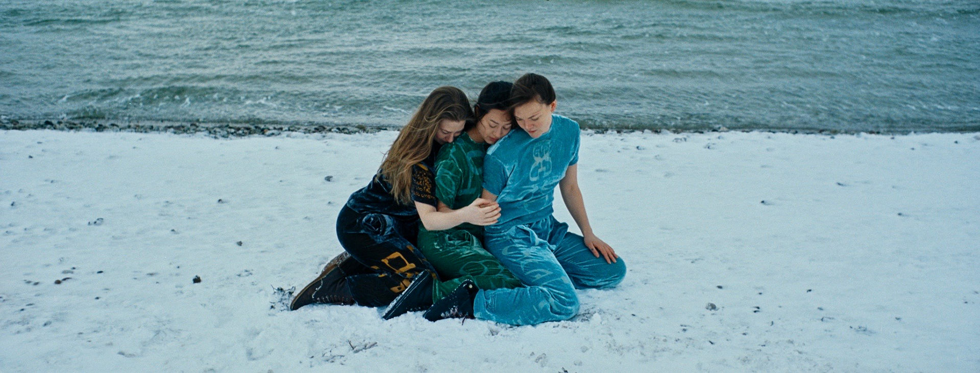 Musikvideon till Lunes Where Do Love Go