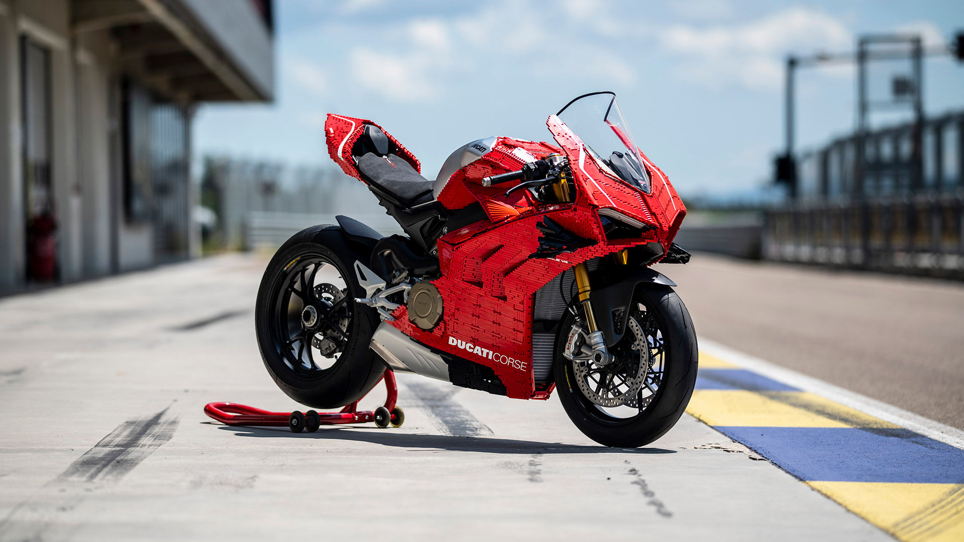 Ducati Panigale V4 R med kåpor i Lego