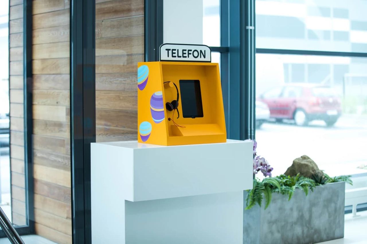 Telia testar moderniserad telefonkiosk på äldreboenden