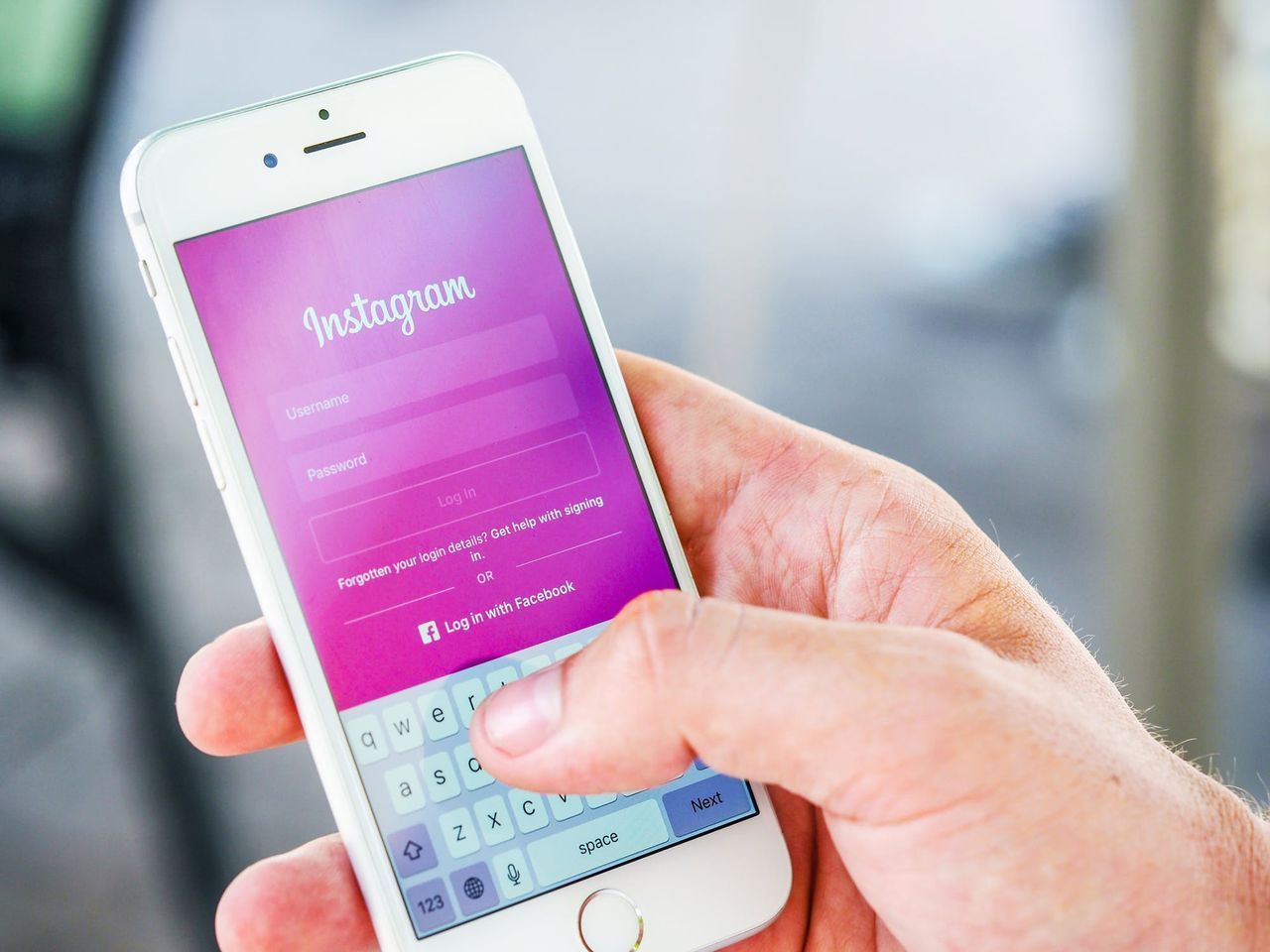 Facebook och Instagram bannar konverteringsterapi