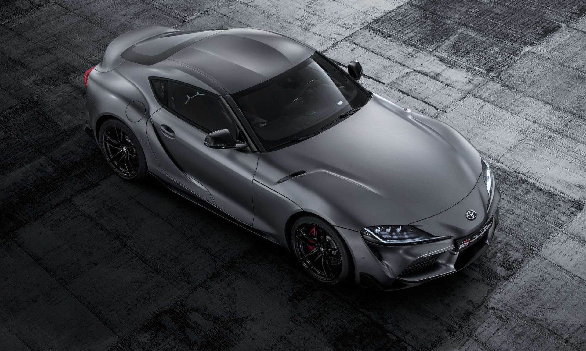 M3-motorn hittar in under huven på Toyota Supra