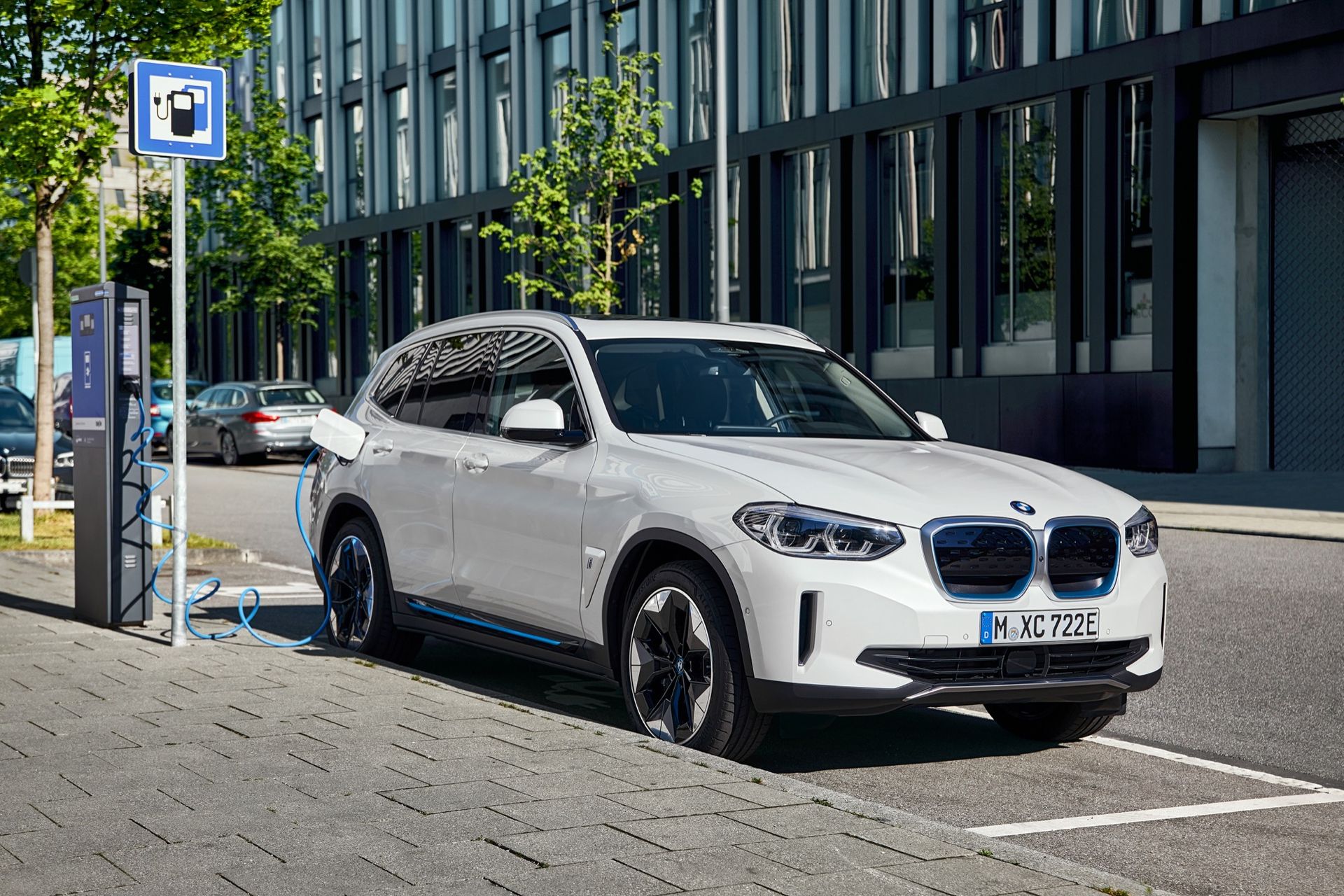 BMW drar täcket av helt eldrivna iX3