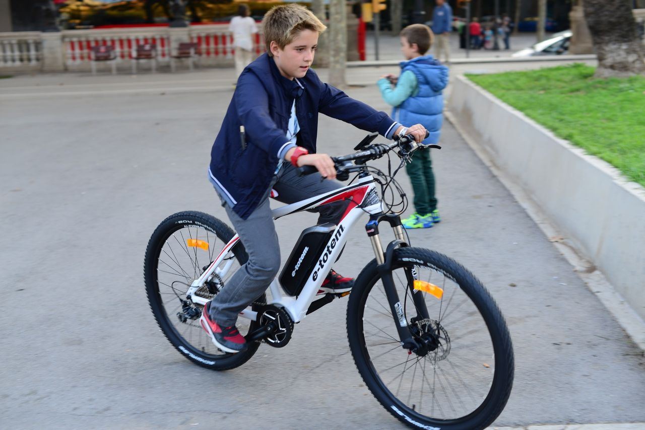 Cyklister med elcyklar kör säkrare