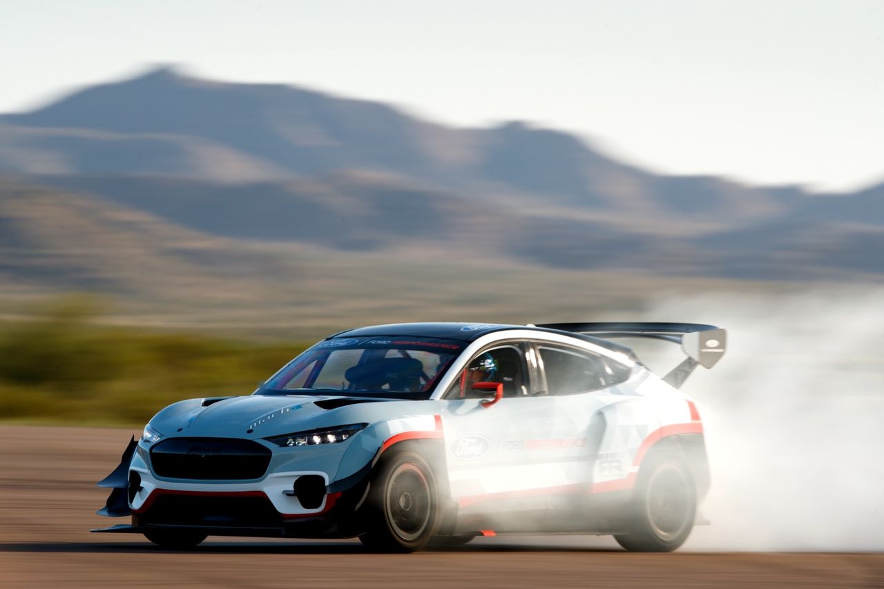 El-Mustang med 1400 arga hästar