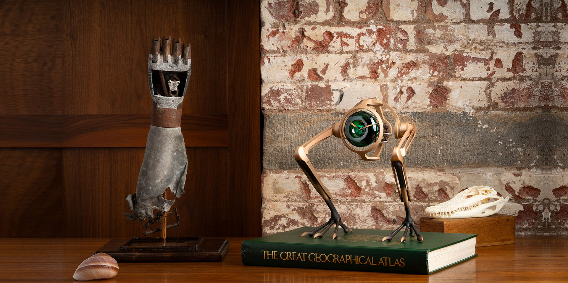 Bordsklocka på ett par dinosaurie-ben