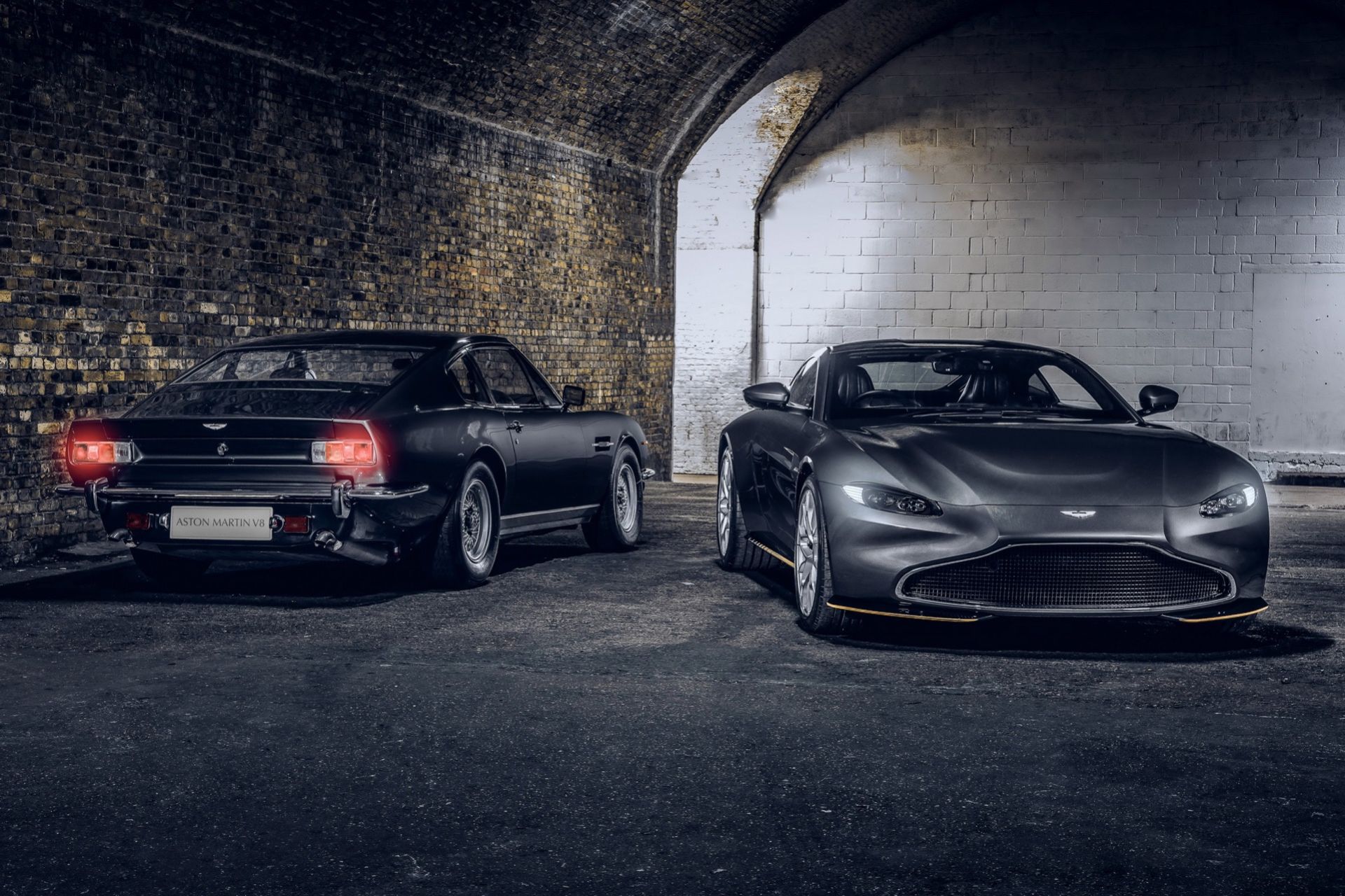 Aston Martin Vantage och DBS Superleggera i Bond-utförande